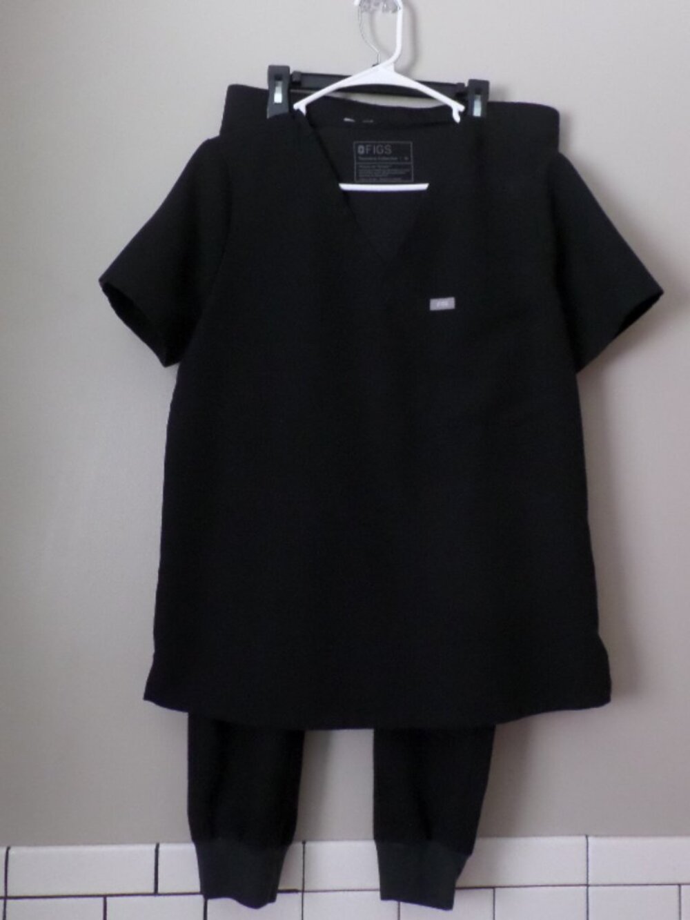 FIGS Technical Collection Women’s Black Scrub Set – Size Medium